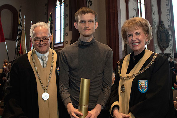 Vitalik Buterin recebe título de Doutor Honoris Causa de universidade suíça