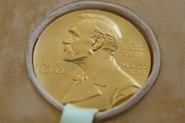 Ganhador do Nobel recomenda taxar ricos para estimular economia