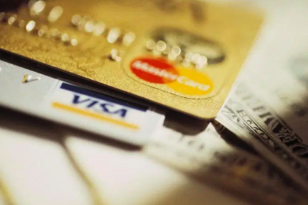 Cartão de crédito: bancos serão obrigados a cobrar dólar do dia da compra a partir de março