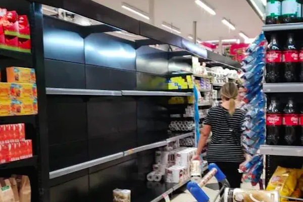 Coronavírus esvazia prateleiras em supermercados, mas não há crise de desabastecimento